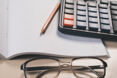 hesap makinesi, not defteri ve kalem,