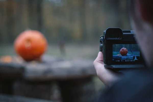 A człowiek zdjęcia a dynia dla a blog, treść dla Witam — Zdjęcie stockowe