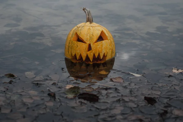 水の中のジャック・オ・ランタン、ハロウィンのシンボル — ストック写真