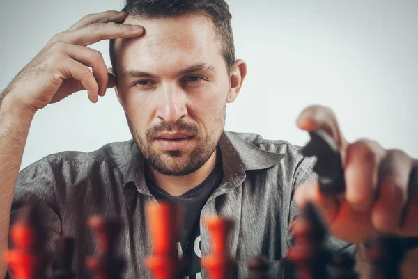 Retrato de um jogador de xadrez pensando através do próximo movimento — Fotografia de Stock