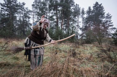 Baba Yaga havanda ve süpürgeyle, kadın oyuncu,