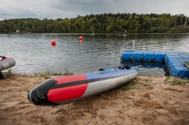 Sahildeki gölün arka planında kürek tahtası.