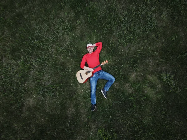 Homem casual com uma guitarra vista superior — Fotografia de Stock