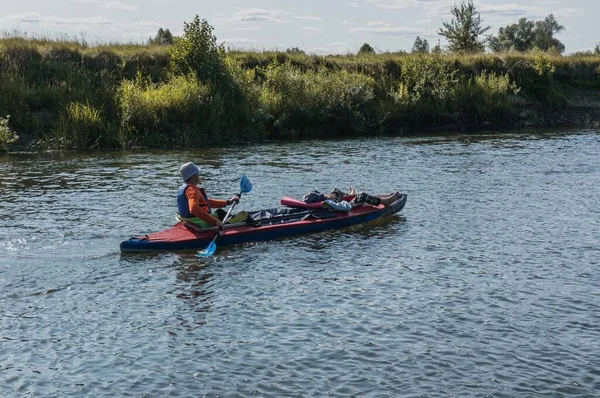 Un hombre en un kayak flota en el río — Foto de Stock