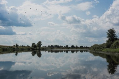 bulutlu bir günde sakin bir nehir, manzara