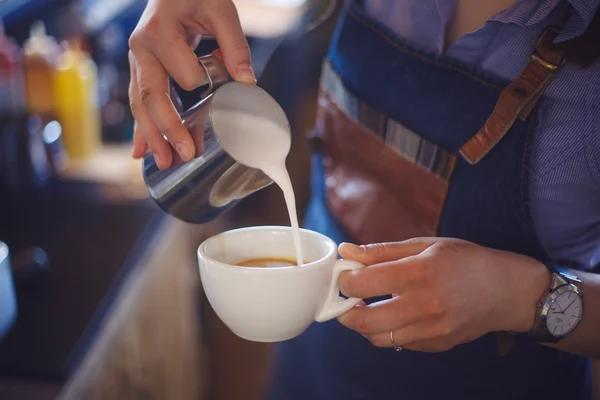 Menina fazendo café — Fotografia de Stock