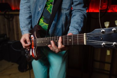 cihazda müzisyen şarkı söylüyor