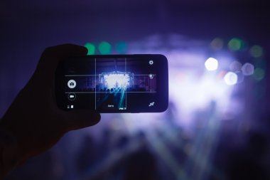 kişi konser Smartphone'da alır.