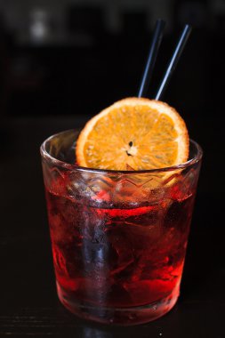 Masanın üzerinde serin alkollü kokteyl