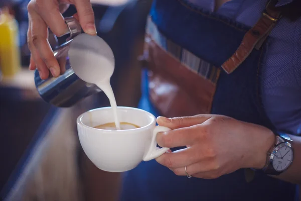 Opgeklopte melk voor een cappuccino in de bar — Stockfoto