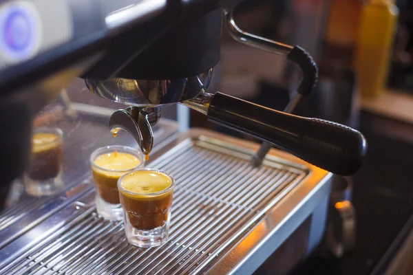 Fazendo café expresso na máquina de café — Fotografia de Stock