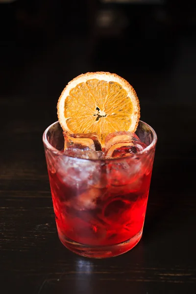 Cocktail alcoolisé frais sur la table — Photo