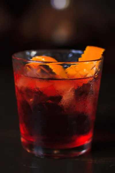 Signalquality bebida Negroni con ralladura de naranja — Foto de Stock