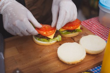 Mutfakta hazırlanan iki burger