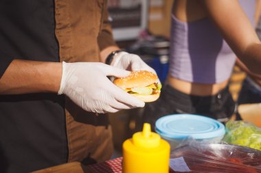 Sulu hamburger hazır tutan adam