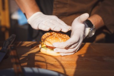 Şef gemide lezzetli hamburger hazırlar