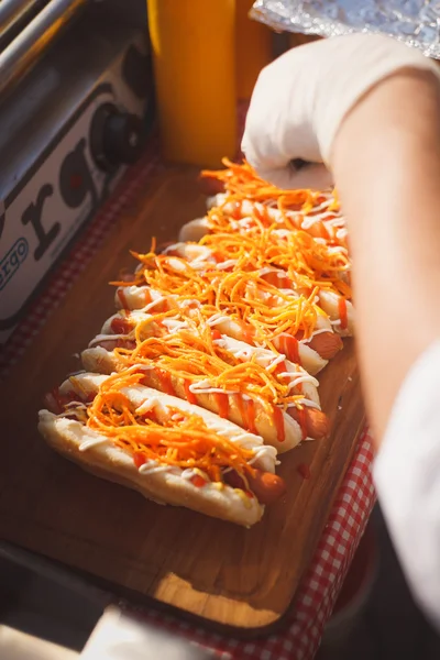 Cozinhar uma variedade de deliciosos cachorros-quentes — Fotografia de Stock