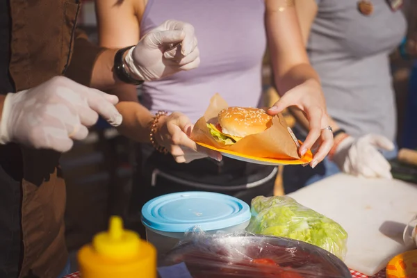 Hamburger ev bir paket ile Paketli