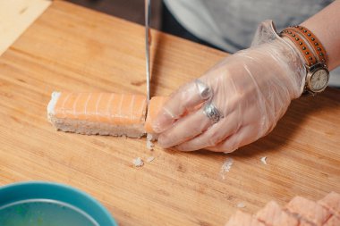 suşi bir balık ile ahşap bir gemide