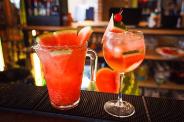 Yaz kokteyl karpuz sürahi içinde