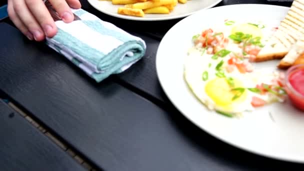 Завтрак в понедельник с хот-догом — стоковое видео