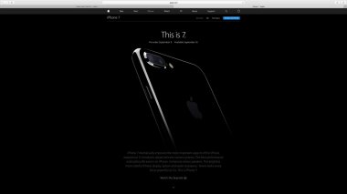 Moskova, Rusya - 8 Eylül 2016: Apple bilgisayarlar Web sitesinde imac 5k yeni yüksek sesle bildirmek iphone 7 vitrine bir geek yaratıcı oda ortamda Retina