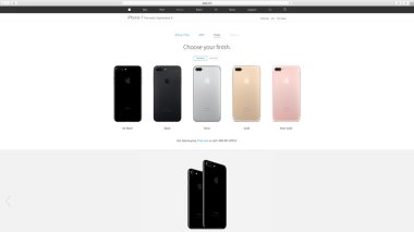 Moskova, Rusya - 8 Eylül 2016: Apple bilgisayarlar Web sitesinde imac 5k yeni yüksek sesle bildirmek iphone 7 vitrine bir geek yaratıcı oda ortamda Retina