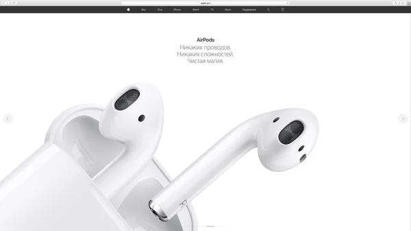 MOSCÚ, RUSIA - 8 DE SEPTIEMBRE DE 2016: Apple Computers sitio web en iMac 5K Retina en un ambiente de sala creativa friki mostrando los nuevos auriculares de Apple recién anunciados — Foto de Stock