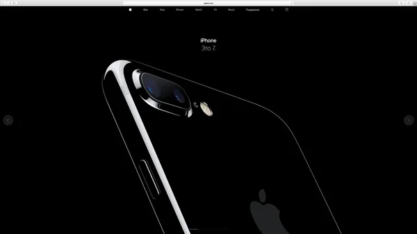 俄罗斯莫斯科-2016 年 9 月 8 日︰ 苹果电脑网站 imac 5 k 视网膜中展示新宣布的 iphone 7 极客创作室环境 — 图库照片