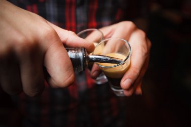 Barmen bir kokteyl b 53 yakın çekim dökülen