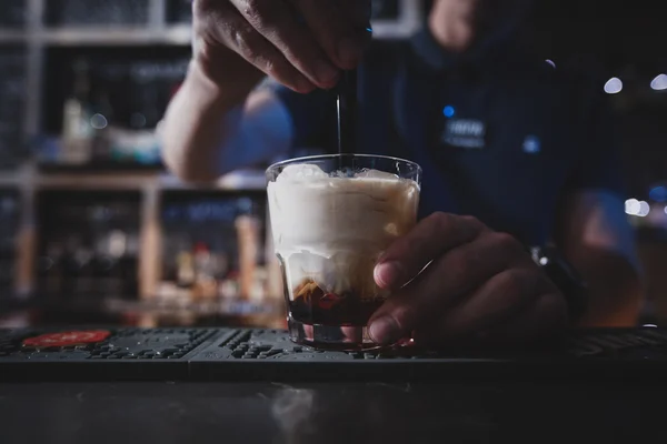 Der Barkeeper mixt einen Cocktail weiß russisch oder lebowski — Stockfoto