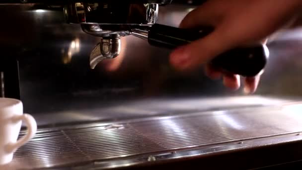 Koffie espressomachine in voorbereiding — Stockvideo