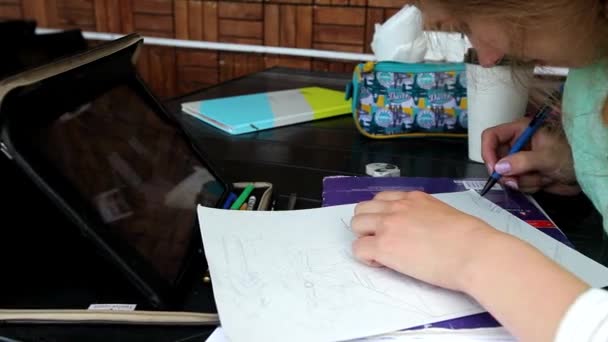 Ragazza disegna un disegno su carta — Video Stock