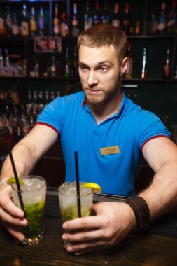 Barmen Konuklar Restoran içki verir.