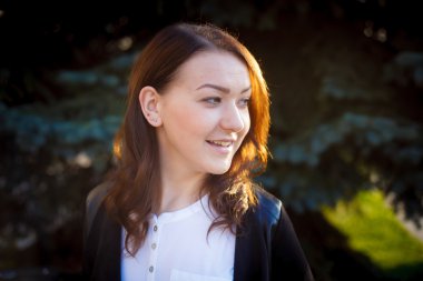 Ağaçlar arka plan üzerinde gülümseyen kız