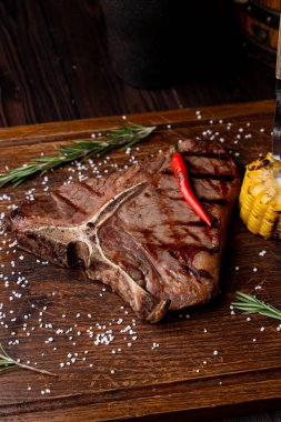 Büyük bir bifteğin erkeksi atmosfer fotoğrafı.