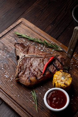 Büyük bir bifteğin erkeksi atmosfer fotoğrafı.