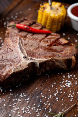 Tahta bir tahtanın üzerinde kocaman, sulu bir biftek.