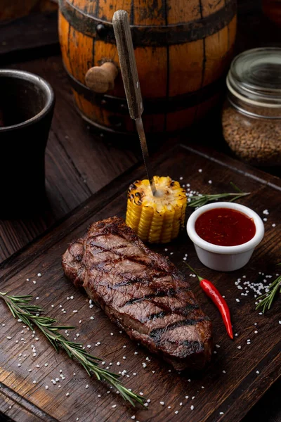 Bife Lombo Sem Acompanhamento Uma Tábua Madeira Escura — Fotografia de Stock