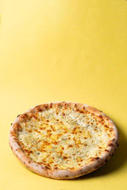 Margherita pizzasının parlak arka plandaki en iyi görüntüsü.