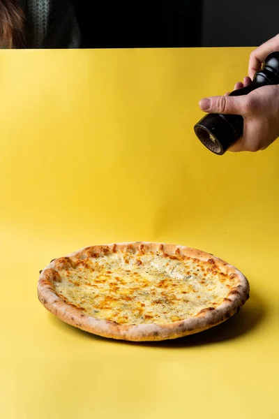 Uomo Peperoni Una Pizza Formaggio Sfondo Luminoso — Foto Stock