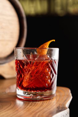 Portakal aromalı, ahşap bir fıçıyla süslenmiş, alışılmadık yaratıcı ahşap bir masa.