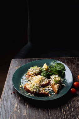 Hafif bira, kızarmış ekmekler, koyu ahşap bir masada, bir barda.