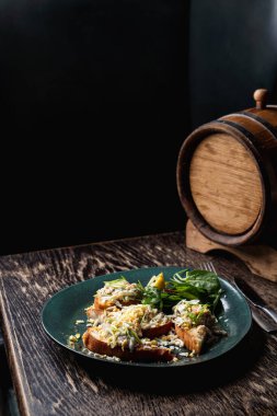 Çeşit çeşit kızarmış ekmek, haşlanmış yumurta, karışık yeşillikler, bar atıştırmalığı, karanlık, vahşi bir atmosfer.