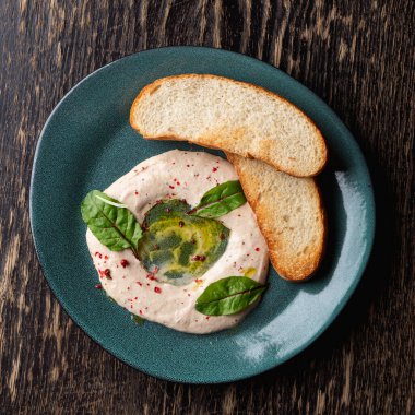 Klasik zeytinyağı ve kıtır ekmekli humus. En üstte, yakın plan.