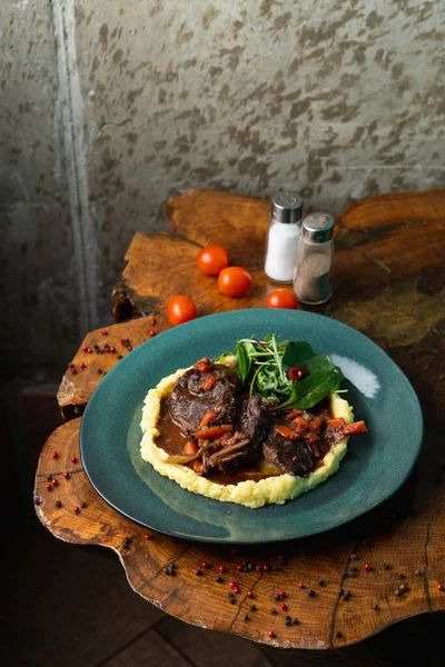 Ragu Carne Com Molho Picante Marrom Purê Batata Comida Conforto — Fotografia de Stock