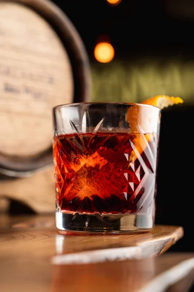 Bir dergi kapağı için negroni kokteylinin güzel ve sosyetik fotoğrafı, yakın çekim, karanlık atmosfer.