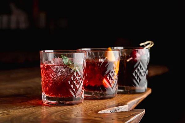 Bar tezgahında acı kokteyller.