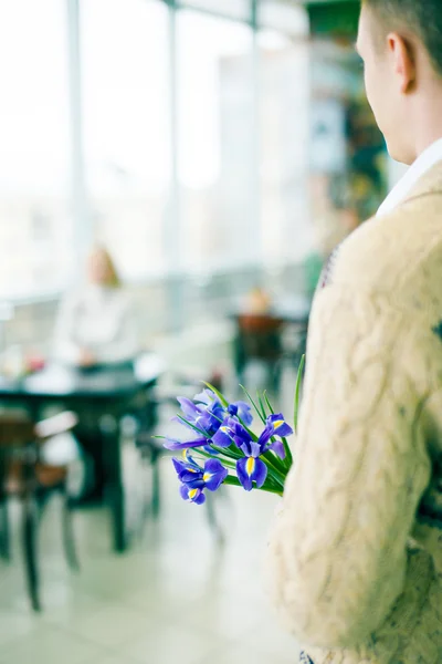 Homme apportant des fleurs à un rendez-vous dans un café — Photo