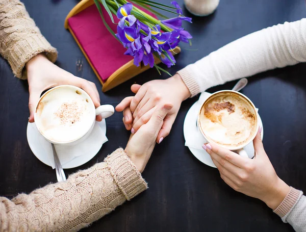 Влюбленная пара, держащаяся за руки в кафе — стоковое фото